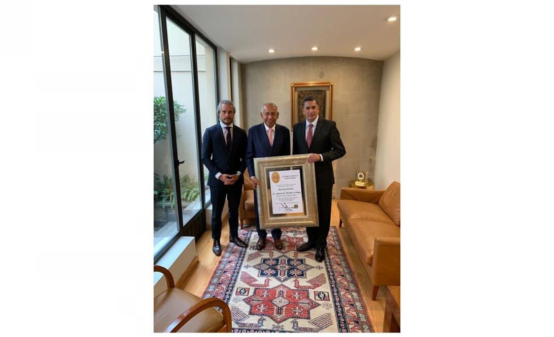 Reconocimiento al Notario Ignacio Morales Lechuga. Foto: Especial