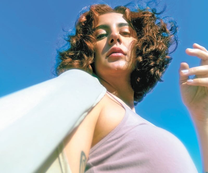 La artista está lanzando su álbum début, con el que apela a la nostalgia. Universal Music 