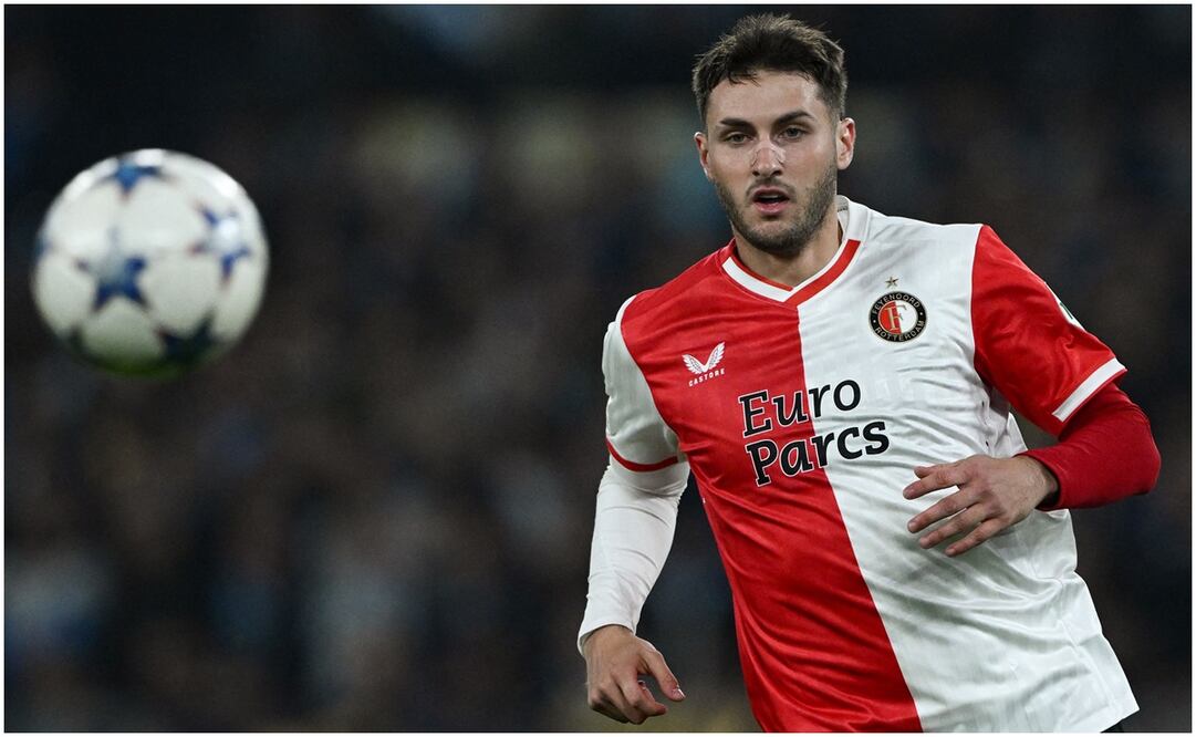 Santiago Giménez no deja de recibir elogios por sus actuaciones - AFP