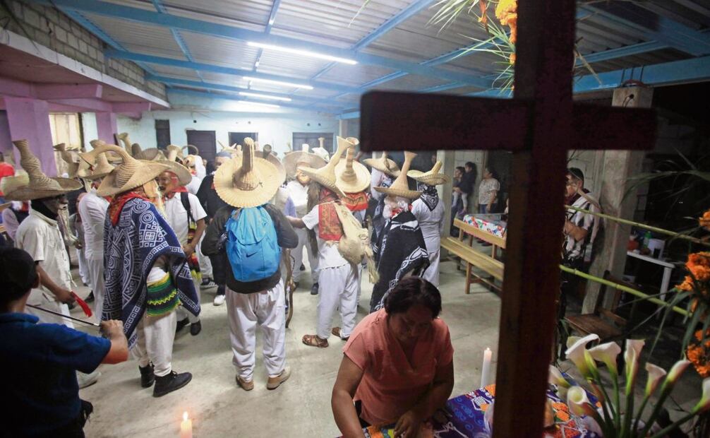 Carmela Dorantes recibe a los huehuentones en su casa a la medianoche del 27 de octubre; cuando terminan el ritual, les ofrece bebidas. Foto: Edwin Hernández / EL UNIVERSAL