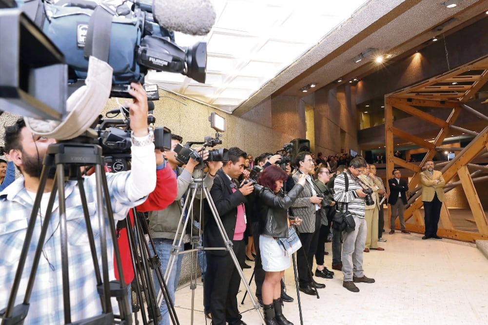Reporteros de la fuente cultural, con herramientas tecnológicas, cubrieron la presentación de una obra de Teodoro González de León, el jueves en el Museo Tamayo (JUAN CARLOS REYES. EL UNIVERSAL)