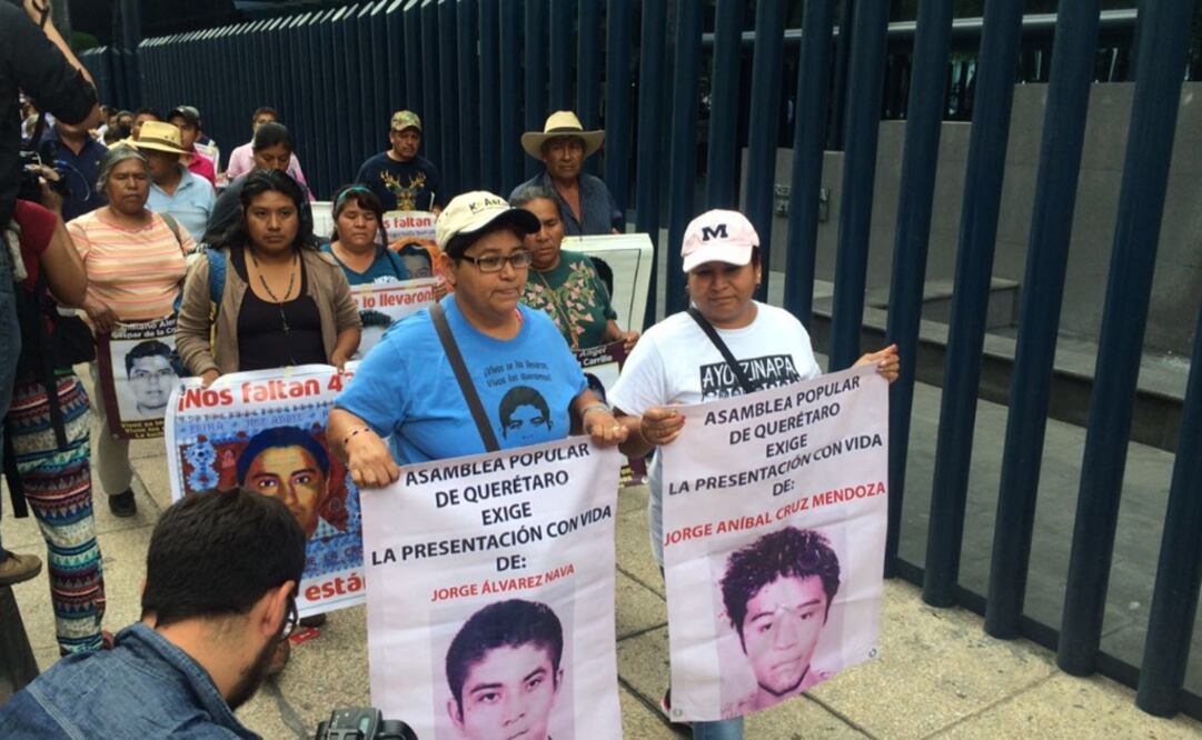 Padres y simpatizantes arribaron a las inmediaciones de la PGR. /Fernando Ramírez - EL UNIVERSAL