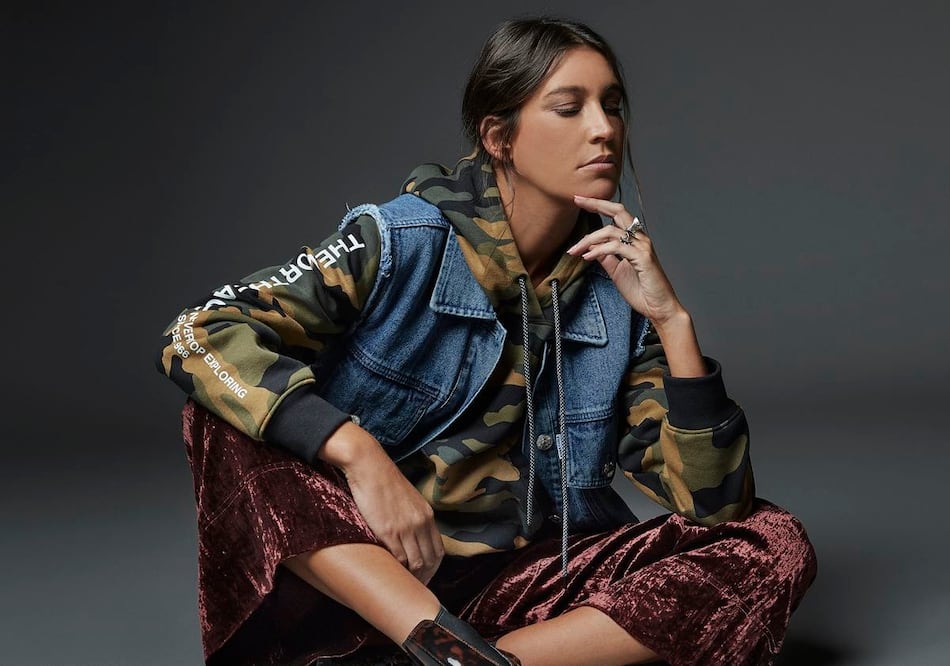 Vestirse con aires masculinos no disfraza la feminidad de una mujer: la intensifica / Foto: Isaías Zavala