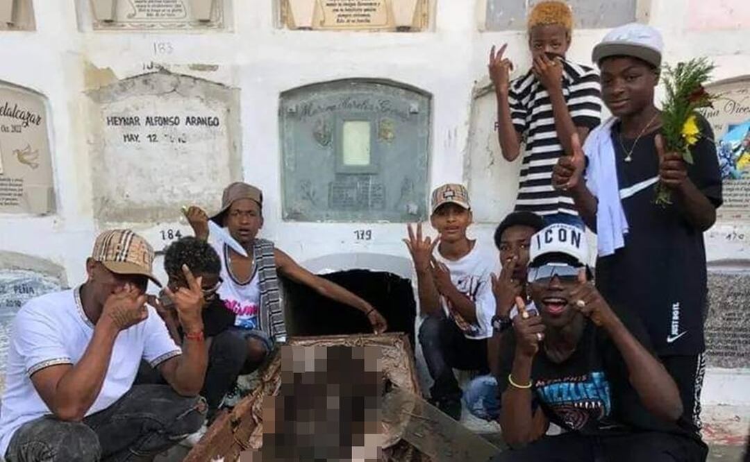 Un grupo de jóvenes profanó la tumba de un amigo asesinado para tomar una foto. Foto: Twitter @juanfotosadn