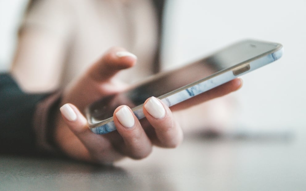 ¿Qué significa el punto azul que aparece en la pantalla de tu celular? Imagen: Unsplash