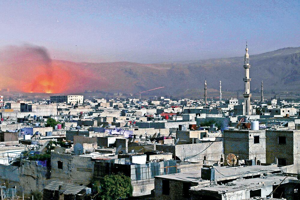 Columnas de fuego y humo sobresalen en las montañas sirias de Qalamoun, junto a Duma, durante combates entre las fuerzas leales al régimen y el EI (BASSAM KHABIEH. REUTERS)