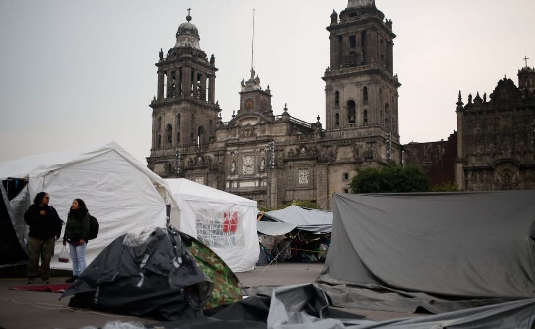 Construcciones como la Catedral Metropolitana y el Palacio Nacional empiezan a ser visibles de nuevo después del retiro de algunas estructuras colocadas por miembros de la Coordinadora Nacional de Trabajadores de la Educación (CNTE). Foto: Darío Luna / EL UNIVERSAL