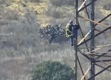 Rescatan a hombre trepado a torre de luz en Atizapán