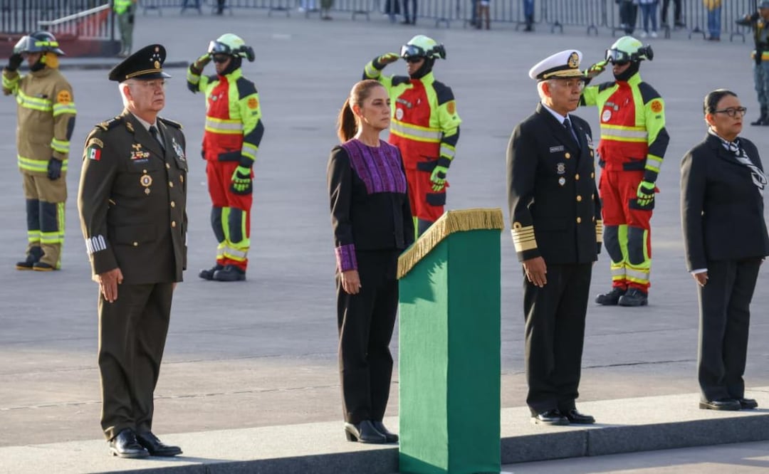 La presidenta Claudia Sheinbaum encabezó en el Zócalo de la Ciudad de México la ceremonia en memoria de las víctimas de los sismos de 1985 y 2017 ocurridos un 19 de septiembre (19/09/2026). Foto: Karla Guerrero / EL UNIVERSAL