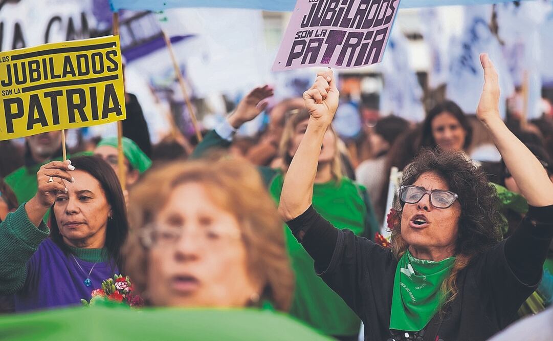 Asistentes a una protesta exigiendo mejores pensiones para los jubilados, en Buenos Aires. Foto: de Rodrigo Abd. AP