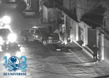 Captan en video a jóvenes arrojando bicicleta a asaltante; policías lo detienen