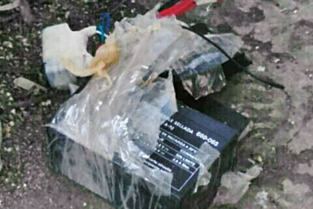 El artefacto explosivo fue abandonado en las escaleras del puente peatonal de la carretera Atizapán-Nicolás Romero (JUAN BARRERA. EL UNIVERSAL)