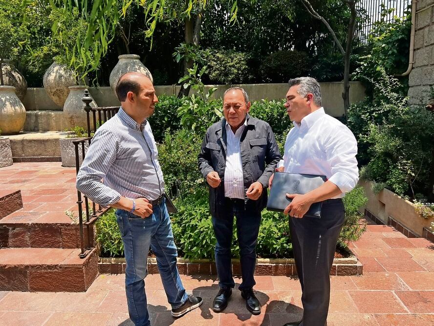 Los dirigentes nacionales del PAN, Marko Cortés; del PRD, Jesús Zambrano, y del PRI, Alejandro Moreno, tuvieron una reunión informal con miras a definir las reglas para el nombramiento del candidato de la coalición para las elecciones presidenciales del próximo año.
