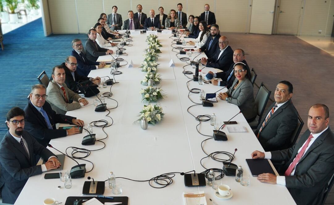 Mesa de negocaición entre el Gobierno y la oposición de Venezuela en México. Foto: Twitter @NoruegaMFA