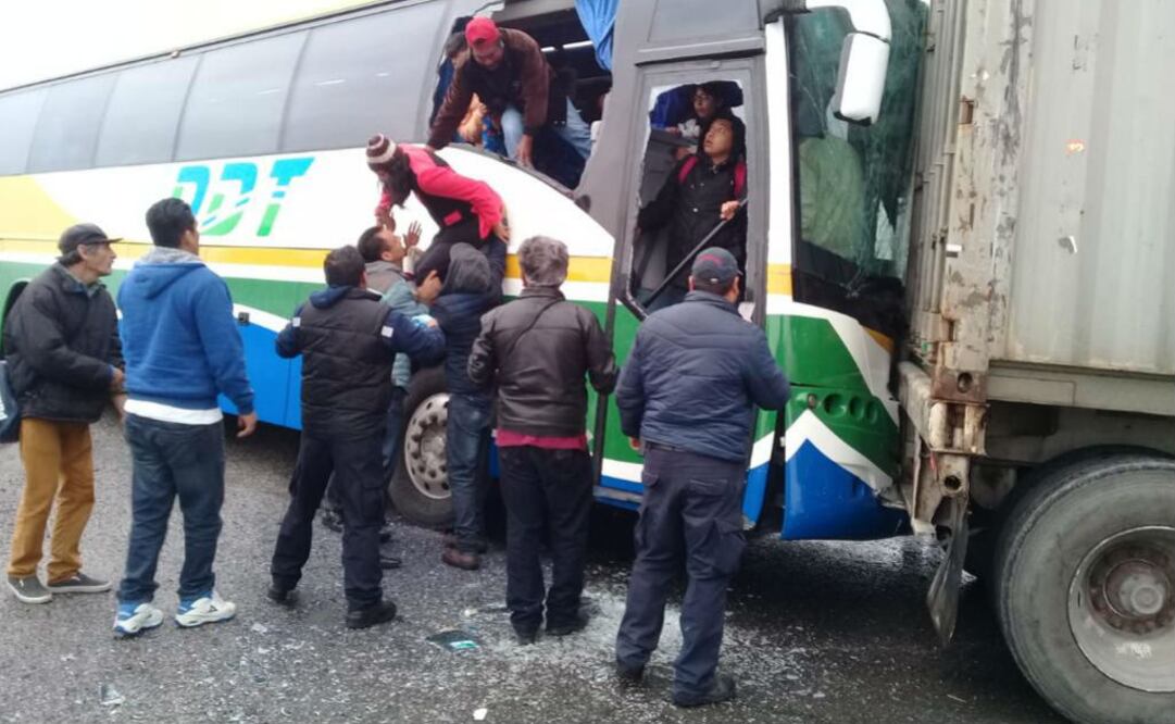 Derivado de este accidente, el conductor del autobús quedó prensado en el volante, también se reportaron al menos 14 pasajeros heridos, quienes fueron trasladados a bordo de cuatro ambulancias a un hospital particular de Pachuca. FOTOS: ESPECIALES