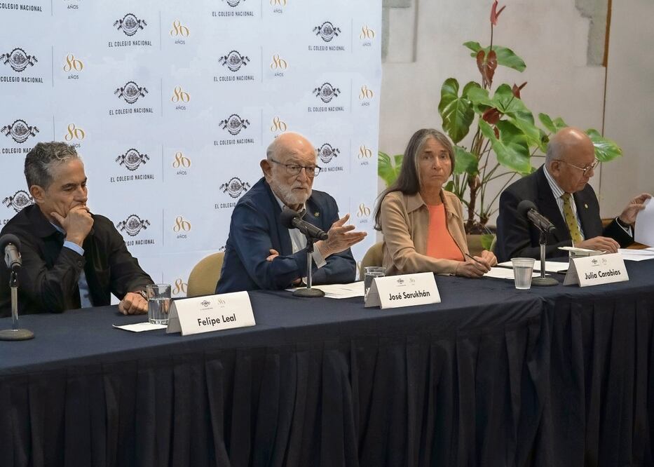 Encabezados por el doctor José Sarukhán (centro), presidente en turno de El Colegio Nacional, el arquitecto Felipe Leal (izquierda), la bióloga Julia Carabias y el escritor Vicente Quirarte presentaron el programa del VIII Encuentro Libertad por el saber. Foto: El Colegio Nacional