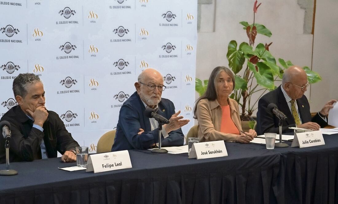Encabezados por el doctor José Sarukhán (centro), presidente en turno de El Colegio Nacional, el arquitecto Felipe Leal (izquierda), la bióloga Julia Carabias y el escritor Vicente Quirarte presentaron el programa del VIII Encuentro Libertad por el saber. Foto: El Colegio Nacional