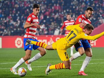 Barcelona deja ir el triunfo en el último minuto; se mantiene fuera de puestos de Champions