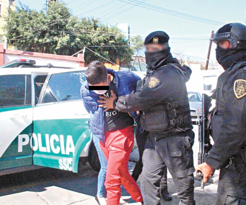 Gustavo “N” y Fernanda “N” fueron detenidos en un departamento que previamente rentaron en Lomas de Chapultepec; los secuestrados pretendían cerrar un trato con una de sus víctimas. Foto: CORTESÍA