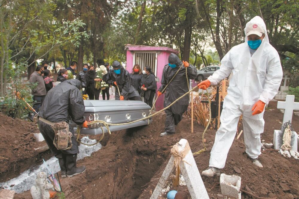 Los sepultureros del panteón San Isidro detallan que de los 15 a 20 cuerpos que llegan a diario para enterrar, entre cinco y ocho fueron víctimas del coronavirus. Foto: GRACIELA LÓPEZ. CUARTOSCURO