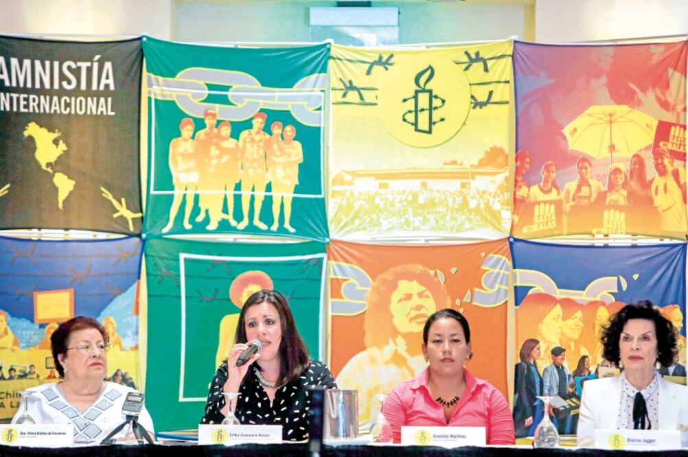 La directora de Amnistía Internacional para las Américas, Erika Guevara (segunda izq.) con representantes del Centro de Nicaragua para Derechos Humanos y la activista Bianca Jagger (der.) , ayer al presentar el informe (INTI OCON. AFP)