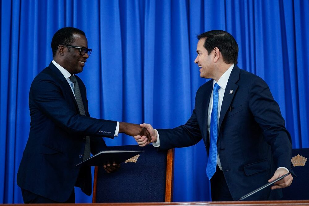 El Secretario de Estado de Estados Unidos, Marco Rubio, y el Ministro de Asuntos Exteriores de Guyana, Hugh Todd, se dan la mano mientras firman un Memorando de Entendimiento sobre Seguridad, en Georgetown, Guyana. FOTO: NATHAN HOWARD. AFP