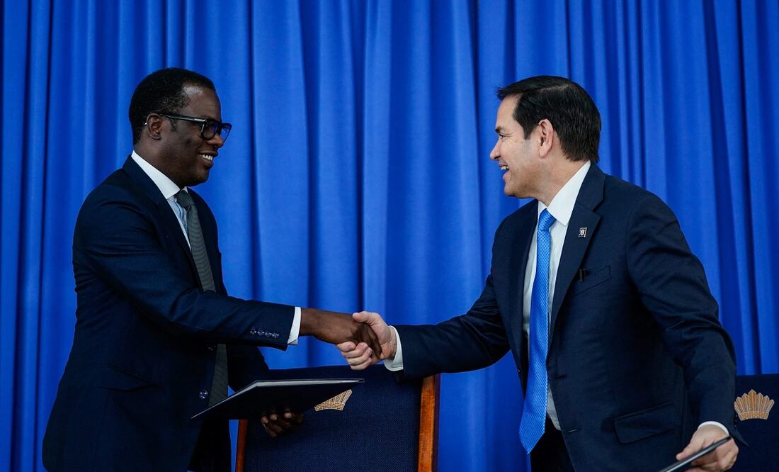El Secretario de Estado de Estados Unidos, Marco Rubio, y el Ministro de Asuntos Exteriores de Guyana, Hugh Todd, se dan la mano mientras firman un Memorando de Entendimiento sobre Seguridad, en Georgetown, Guyana. FOTO: NATHAN HOWARD. AFP
