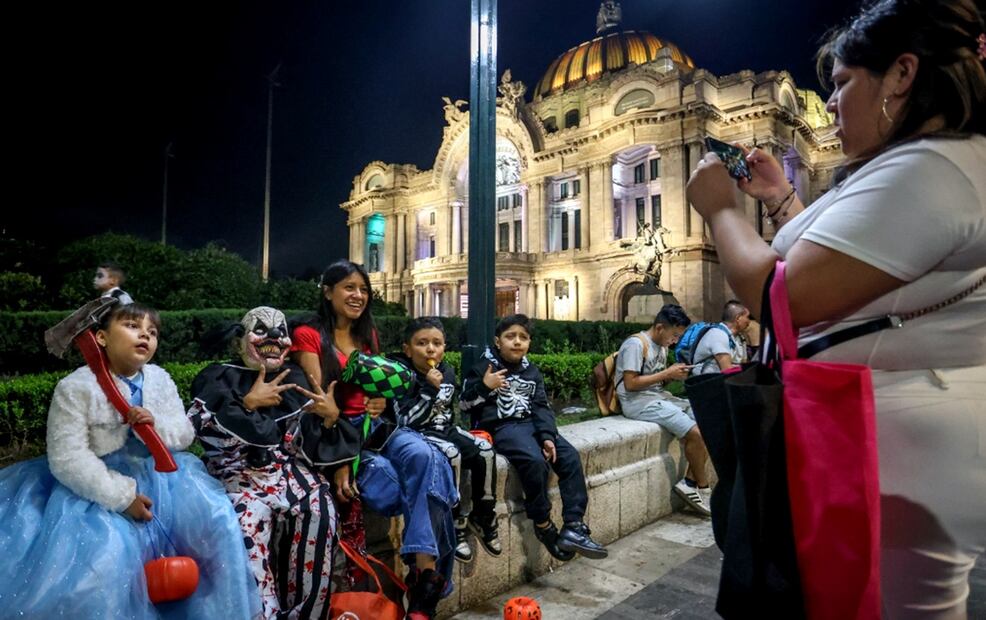 Entre fantasmas, espectros y super héroes niños pidieron la tradicional calaverita en calles del primer cuadro de la Ciudad de México, el 31 de octubre de 2025. Foto: Luis Camacho/EL UNIVERSAL