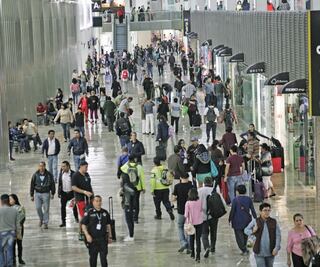 Roban 1.3 mdp en el aeropuerto