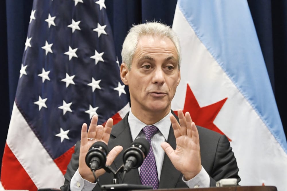 El alcalde de Chicago, Rahm Emanuel, aseguró que la ciudad continuará recibiendo a los inmigrantes, desafiando así la política de Donald Trump (MATT MARTON. AP)