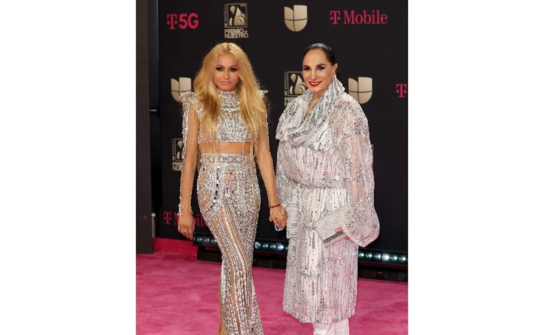 Paulina Rubio desfiló por la alfombra con su mamá. Foto: AFP