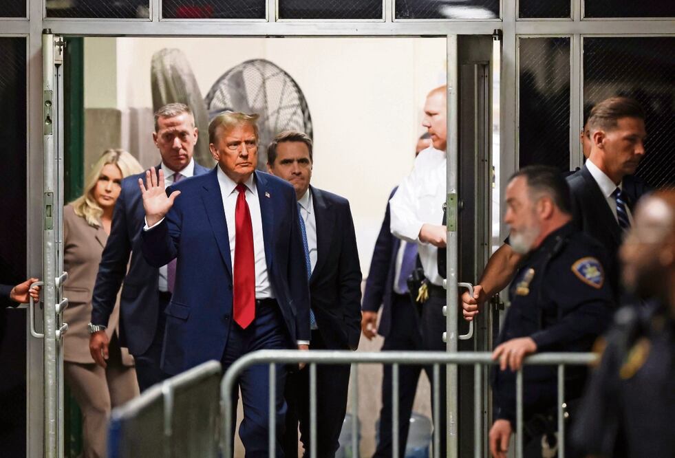 Donald Trump, futuro candidato presidencial republicano y exmandatario de EU, en el tribunal estatal de Manhattan en Nueva York. Foto: BrendanMcdermid | AP