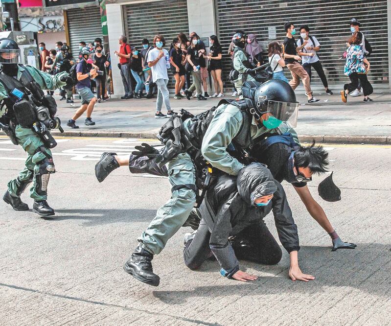 Los manifestantes en favor de la democracia, arrestados ayer por la policía de Hong Kong, antes de las protestas previstas contra una iniciativa para promulgar una nueva legislación de seguridad en esa región semiautónoma. Foto: ISAAC LAWRENCE. AFP