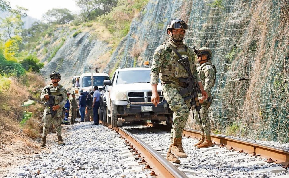 Elementos de la Marina y la Guardia Nacional custodian la zona donde el Tren Interoceánico se descarriló el domingo. Foto: Edwin Hernández / EL UNIVERSAL