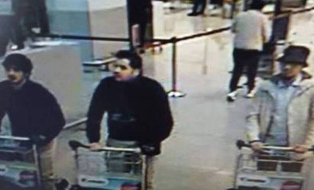 Foto difundida por la policía belga muestra a los posibles participantes del atentado en Bruselas (AP)