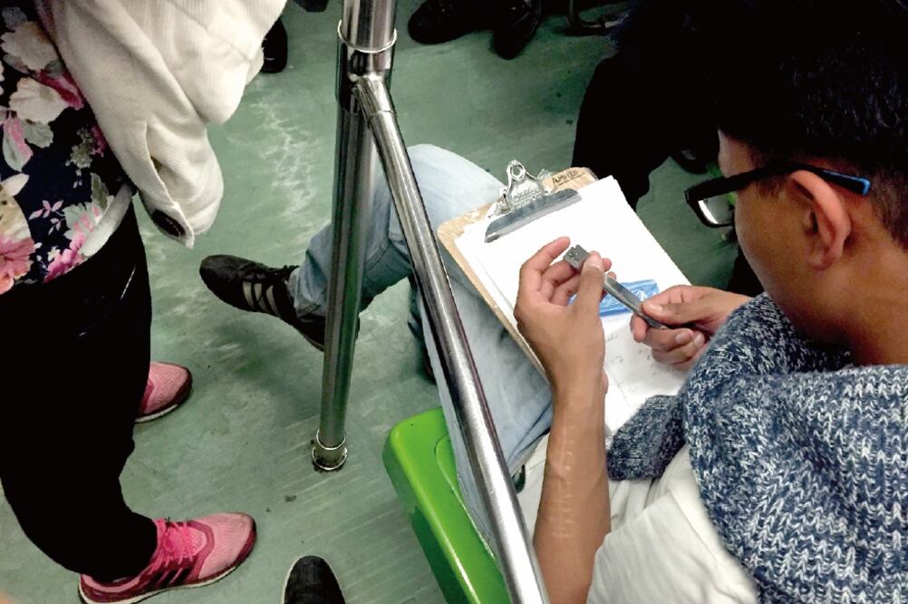 Navajas de rasurar, tijeras con cuchillas de varios tamaños y hasta tijeras circulan en la venta ilegal de los vagoneros (SALVADOR CORONA. EL UNIVERSAL)