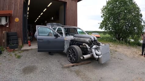 Así suena un Ford Crown Victoria con el motor de un tanque de guerra