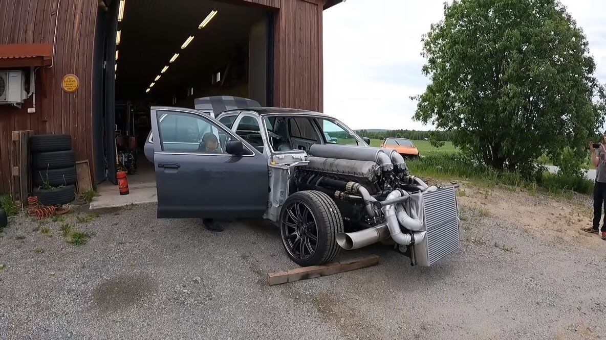 Así suena un Ford Crown Victoria con el motor de un tanque de guerra