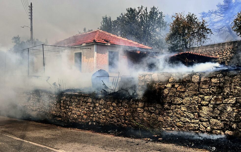 Una finca arde durante un incendio forestal en un bosque cerca del pueblo de Agalas, en la isla de Zante, mar Jónico, Grecia, el 12 de agosto de 2025. Foto: EFE