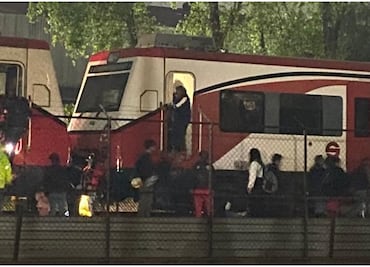 Falla eléctrica en Tren Suburbano causa suspensión del servicio; desalojan a decenas de usuarios