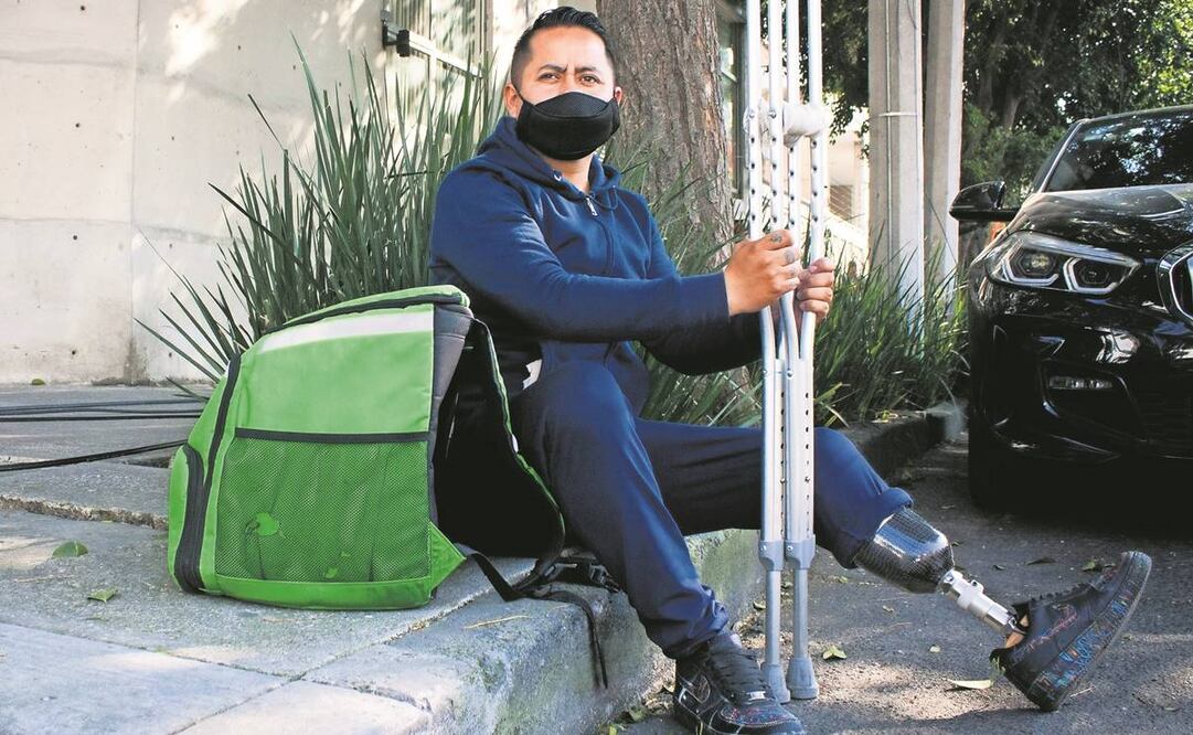 A Víctor lo atropelló una ambulancia que iba en sentido contrario. UberEats, compañía para la que trabaja, no le ofreció algún tipo de apoyo por su condición. Foto: José Miguel Martínez Corona/ EL UNIVERSAL.