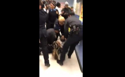 Captan en video forcejeo entre policías y una mujer con su bebé en NY
