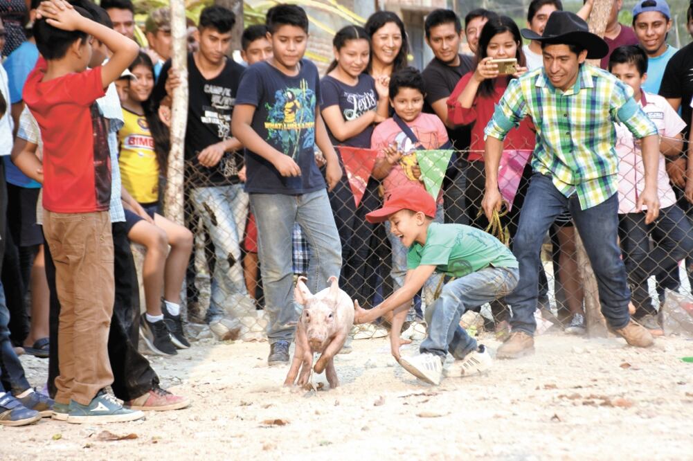 juego del cochinito encebado resultó muy divertido para los menores, quienes intentaban atrapar al esquivo cerdito untado de grasa. / fotos: JACOB GARCÍA