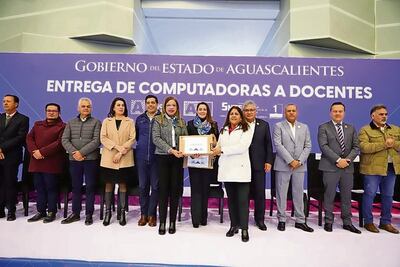 Entregan 43 mil equipos de cómputo a maestros