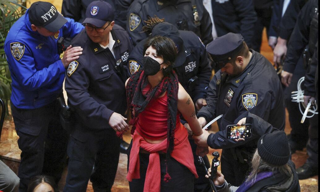 Manifestantes protestan dentro de la Torre Trump en Nueva York, en apoyo al estudiante de posgrado de Columbia Mahmoud Khalil, el jueves 13 de marzo de 2025. Foto: AP