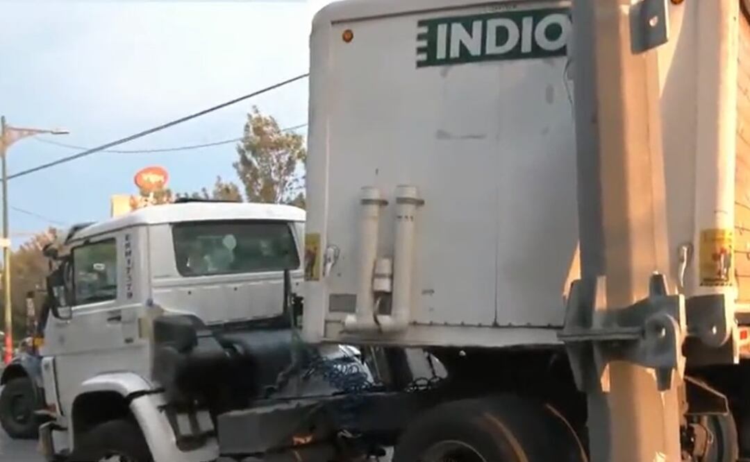 Un camión de cerveza Indio se impactó contra dos postes de luminaria pública. Foto: Captura de video