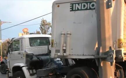 Camión de cerveza pierde el control y tumba 3 postes en Iztapalapa