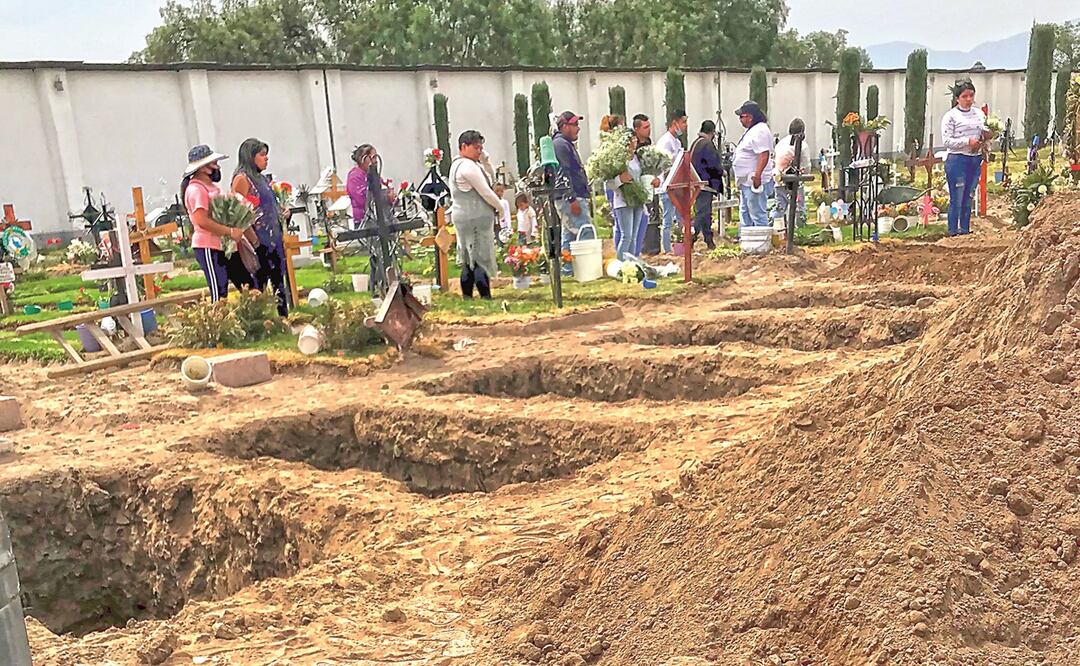 En el cementerio se abrieron siete fosas profundas para las víctimas del ataque del domingo pasado. Foto: Especial