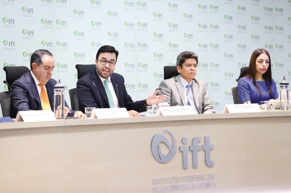 Los comisionados Mario Germán Fromow, Gabriel Contreras, Adolfo Cuevas Teja y María Elena Estavillo, durante la conferencia que ofrecieron en la sede del Instituto Federal de Telecomunicaciones sobre la licitación de frecuencias de radio en FM (VALENTE R)