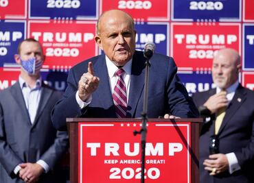 Trump coloca a Giuliani al frente de sus demandas que impugnan resultados de elecciones, dicen medios